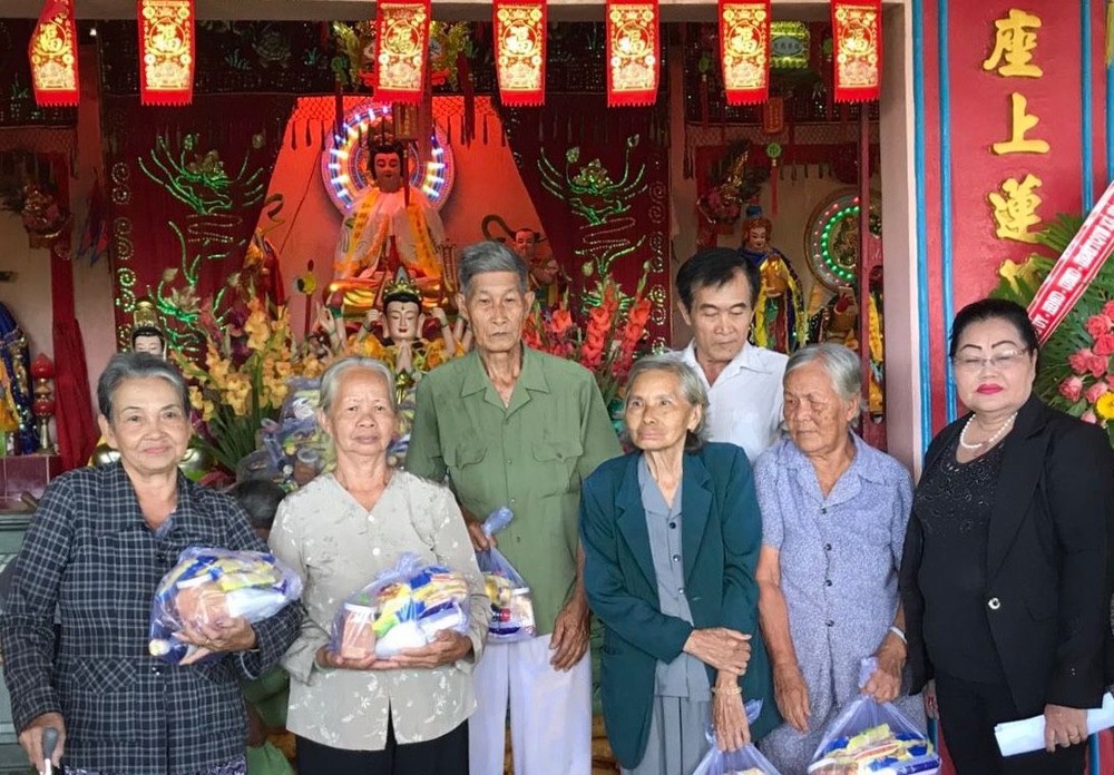 本報向玉光和林觀寺長者送禮 ảnh 2