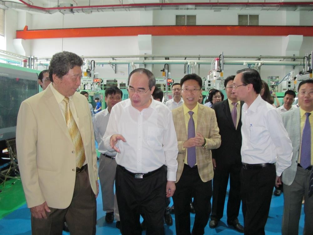 市委書記阮善仁與高新技術園區企業代表交談。(圖源:互聯網)