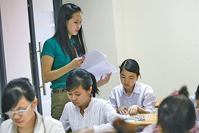 一名年輕講師在給補習班授課。（示意圖源：互聯網）