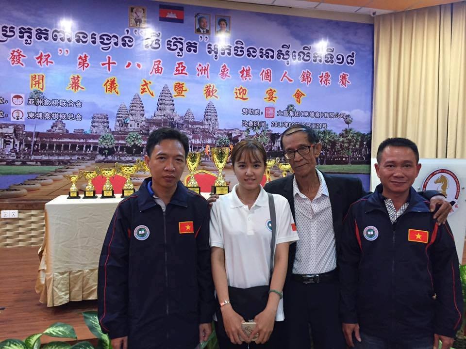 我國女棋手高芳清(左二)在此屆亞洲象棋個人賽獲得第3名。（圖源：阮廷）