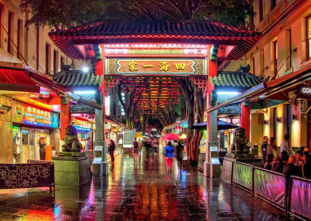 悉尼唐人街夜景一隅。(圖源:Luke Zeme)