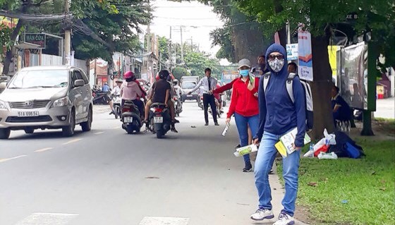 經過一段時間在沒有工資的情況下到街上派發不 動產傳單後，很多大學生經已放棄，接受失去修讀技 能的費用。