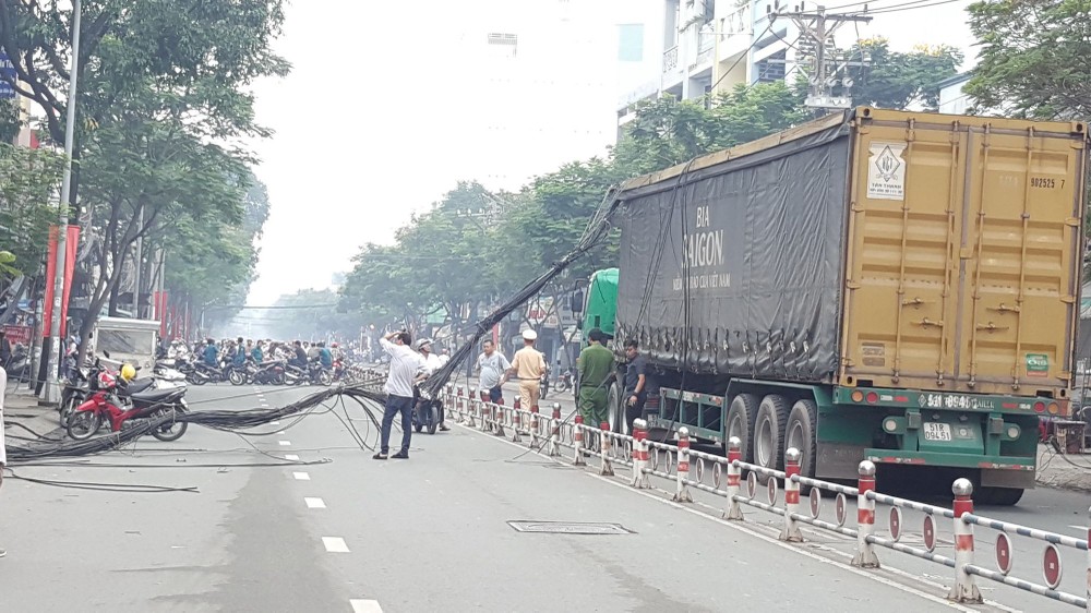 集裝箱車拉倒電纜與電柱的現場。（圖源：曉東）