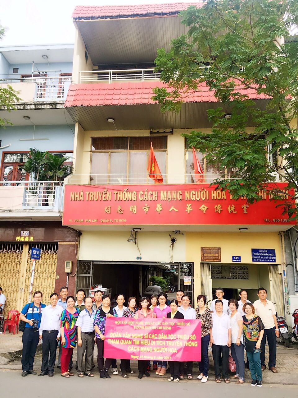 華人文藝工作者參觀華人革命傳統室後留影。