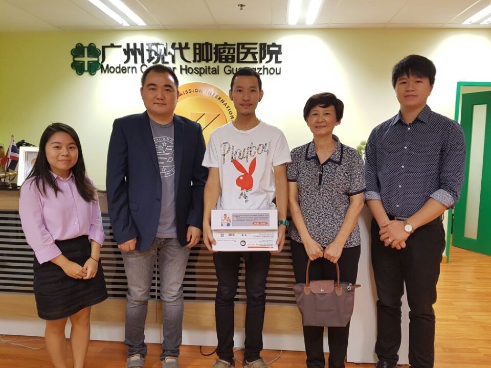 朱曼麗來訪辦事處講訴抗癌故事(右二)。