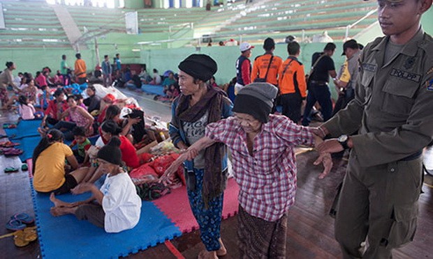 印尼阿貢火山震動7.5萬人逃離 ảnh 1