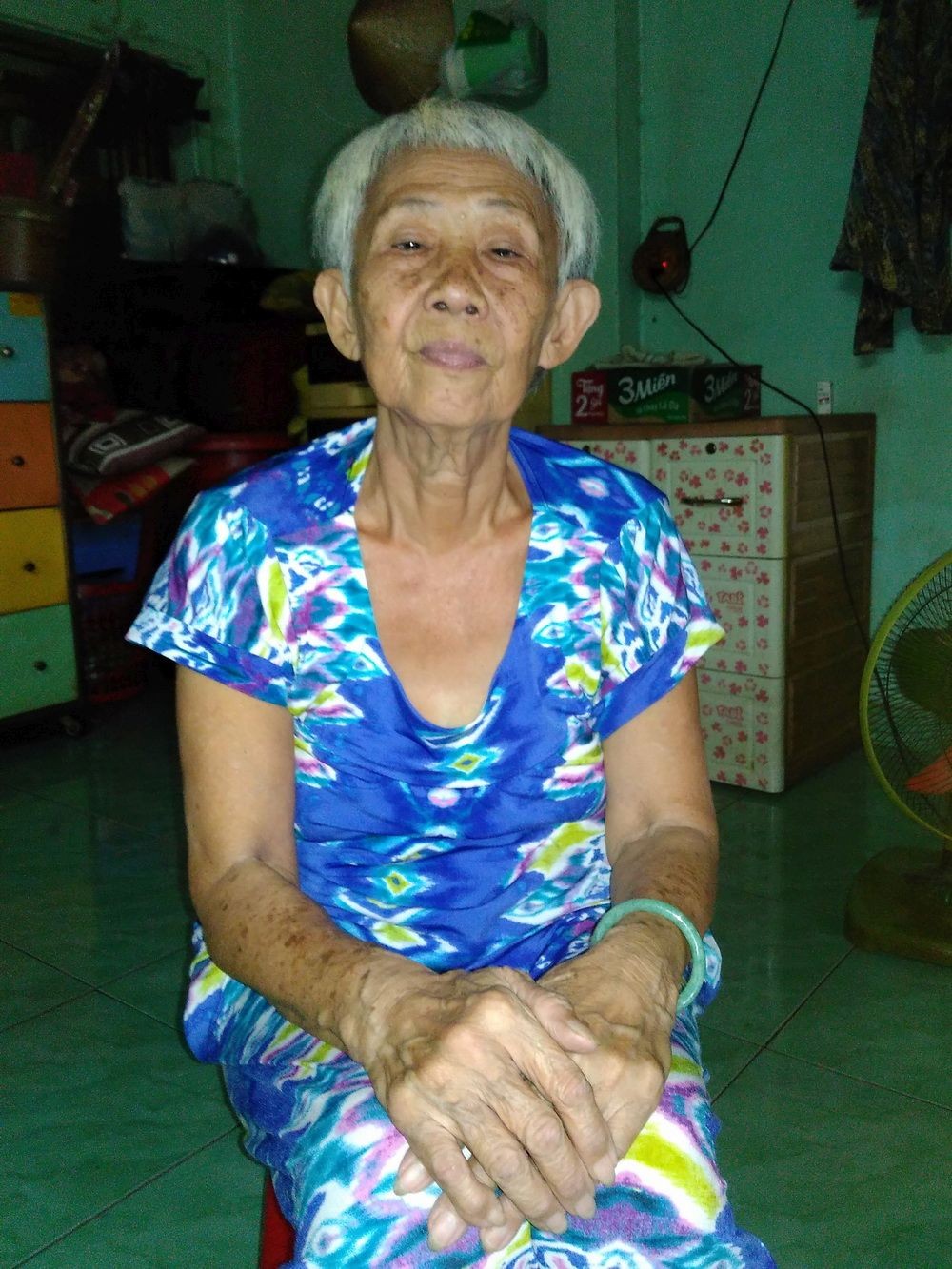 劉金梅大娘剛賣完彩票回家。