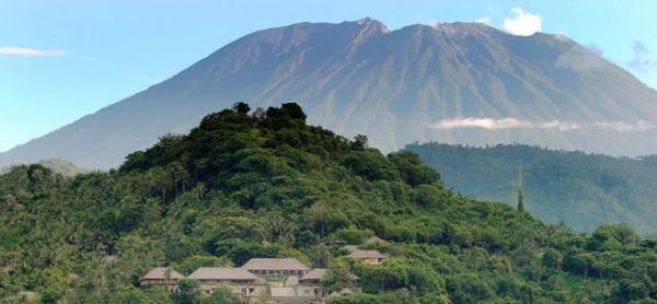 沉睡50年的印尼峇里島阿貢火山近期活動加劇，有可能大規模爆發。（圖源：互聯網）