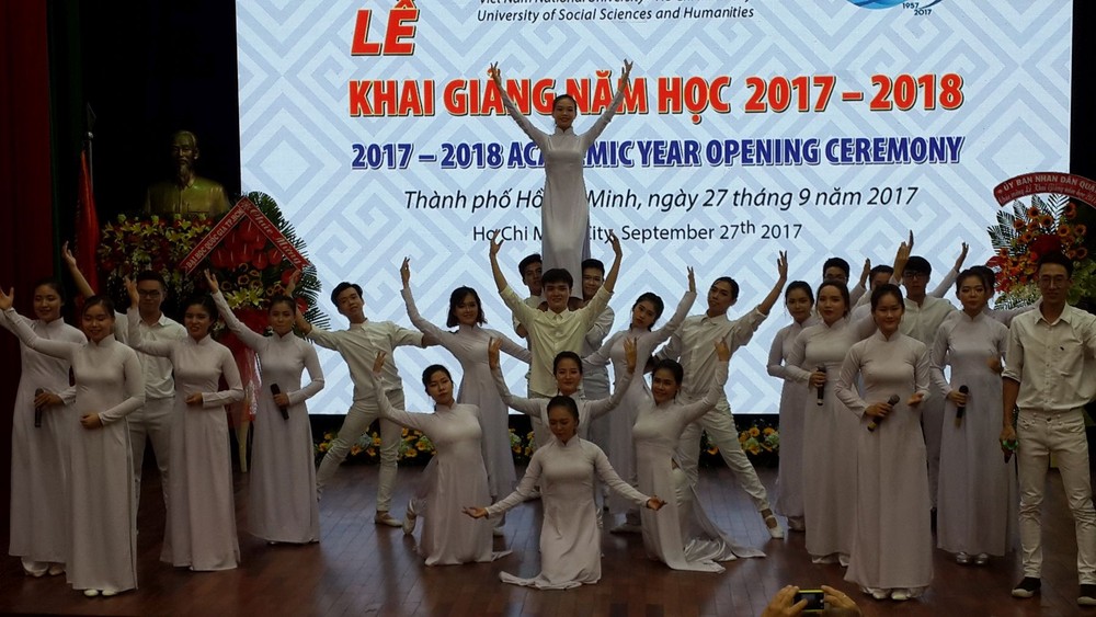 市人文社會科學大學新生迎接新學年