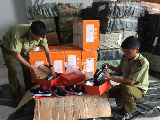 河內查獲 2650 對來歷不明鞋類。(圖源:越通社)