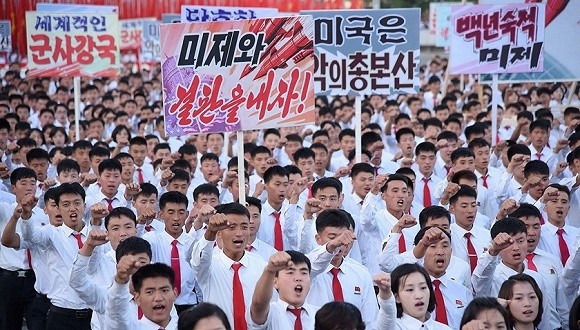 9月23日,朝鮮平壤,超過十萬朝鮮民眾在平壤金日成廣場舉行大規模集會,反對特朗普和美國。朝鮮27日呼籲全民族遵循宣言精神,共同構築半島持久和平體制。(圖片來源:視覺中國)