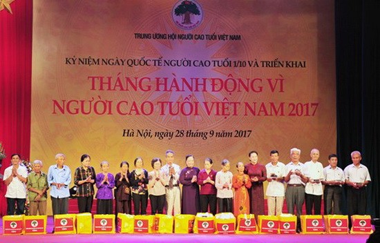 國會主席阮氏金銀向與會高齡者贈送禮物並合影留念。(圖源:VOV)