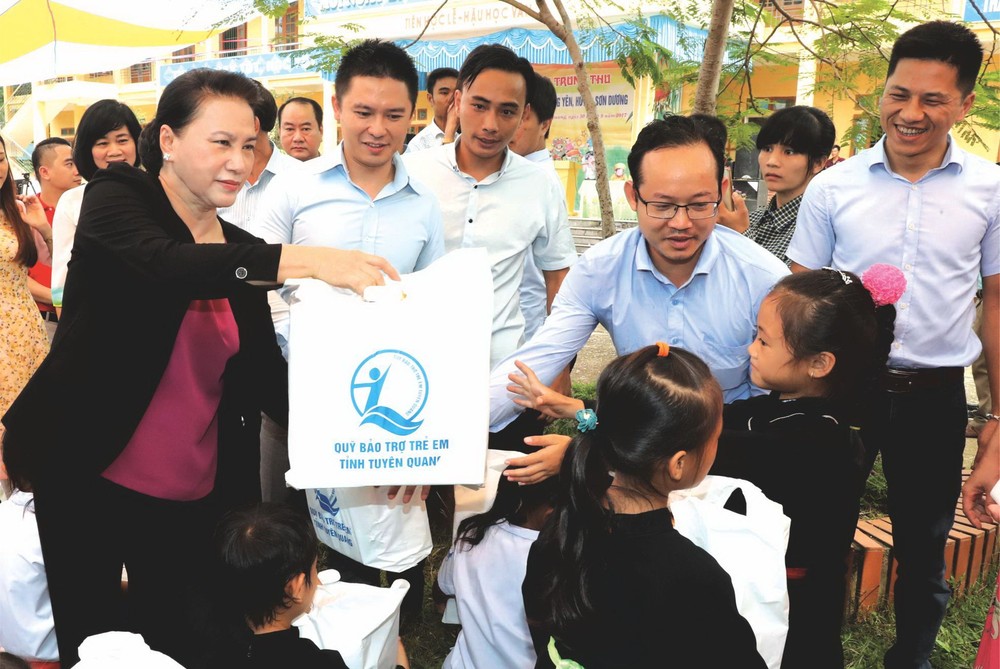 國會主席阮氏金銀向山陽縣忠安鄉的學生贈送禮物。