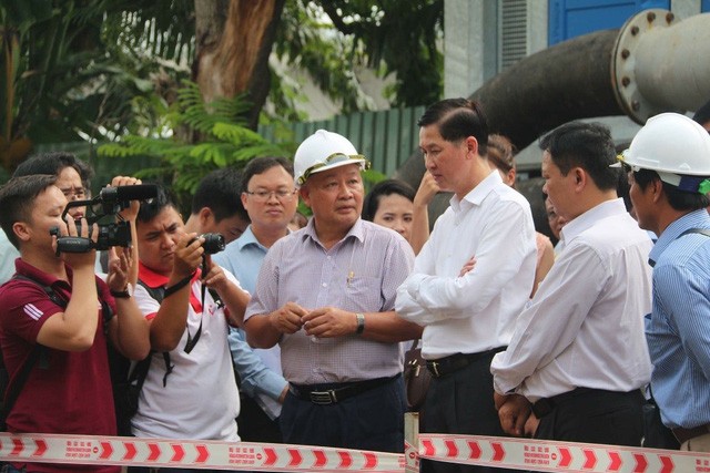 市人委會副主席陳永線(右三)前往平盛郡視察自高功率抽水系統治水工程。