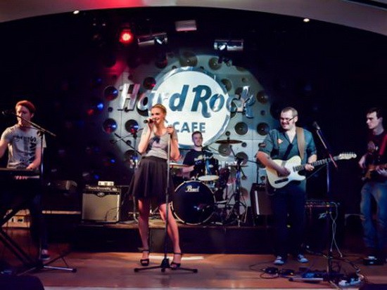 外國歌手正在本市某酒吧表演。