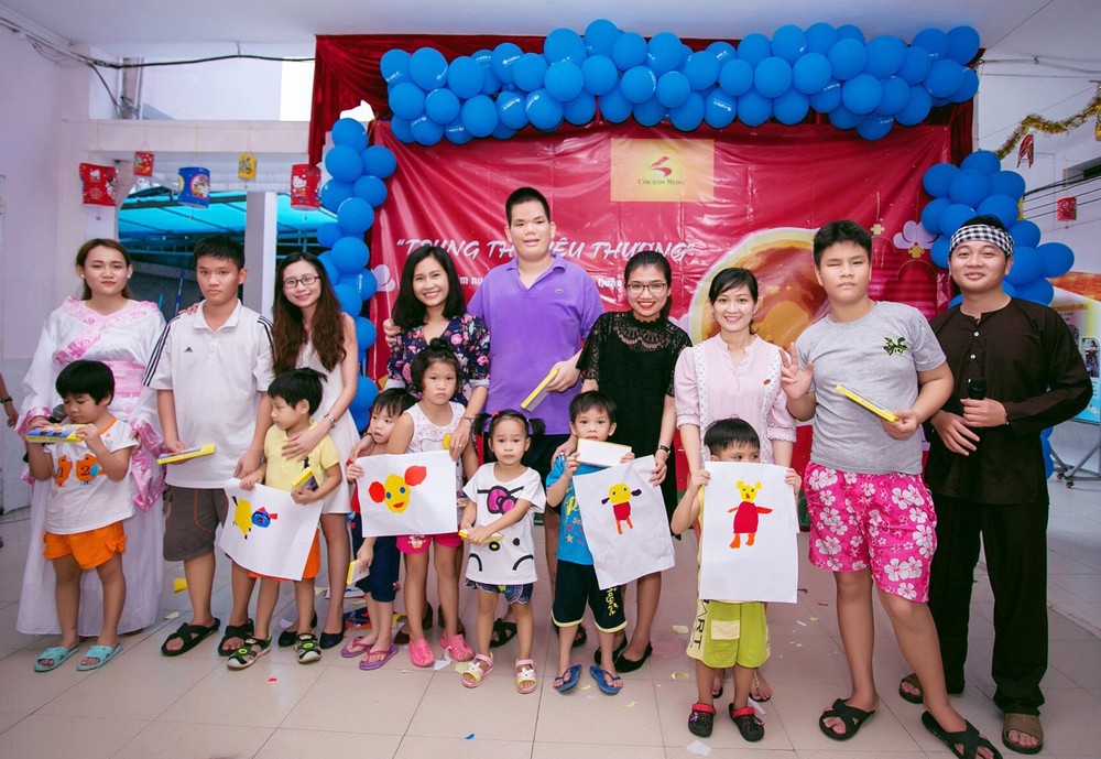 千禧龍傳媒職工向殘疾孤兒贈送中秋禮物。