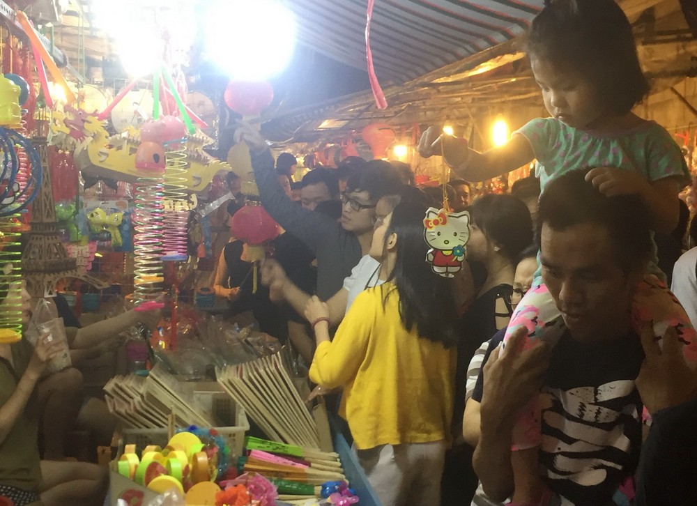 梁汝學花燈街臨近中秋節人山人海。