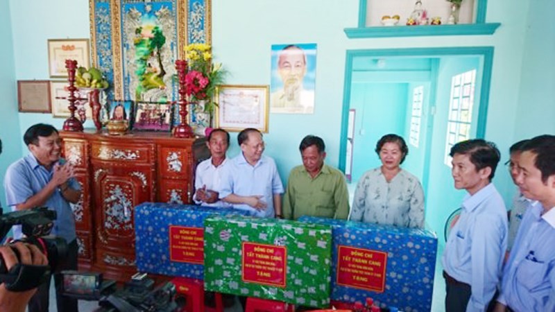 市委常務副書記畢成剛探望對革命有功的家庭范文渥並贈送情義屋。