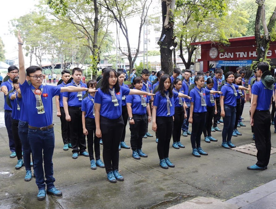 青年參加禮儀比賽。