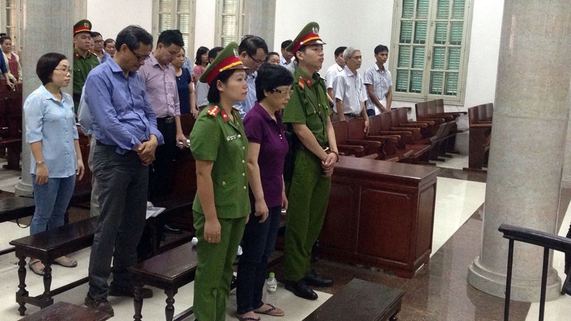 原國會代表周氏秋娥(前排中)出庭聽審。（圖源：互聯網）