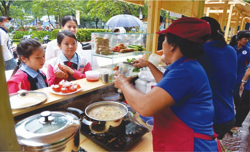 市民在小吃街買早餐。