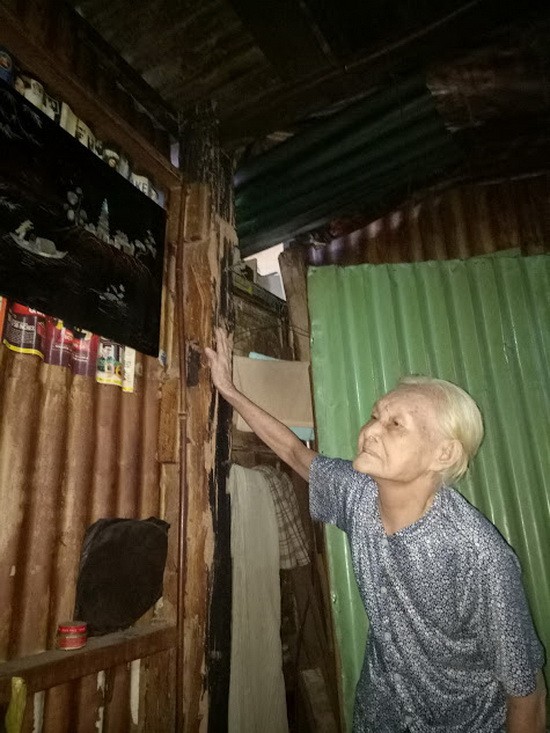 劉慧莊老大娘與面積僅12平方米的簡陋小屋子。