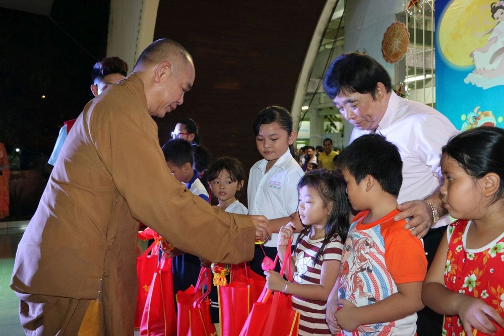 林志善總經理及釋慧功上座向小朋友贈送禮物和燈籠。