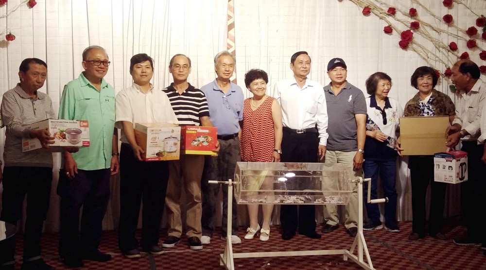 校友們送出許多禮物作幸運抽獎，場面熱鬧。