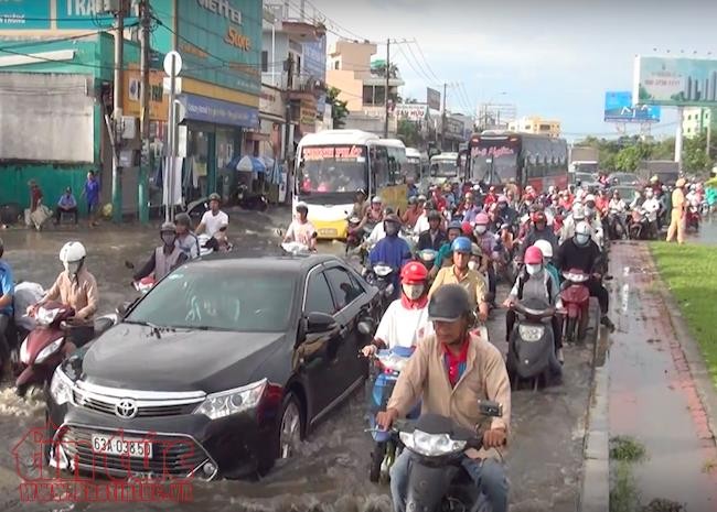 水淹最嚴重的是在1號國道途經安樂交通環島路段，水淹深近1米，導致許多車輛無法前行。（圖源：互聯網）