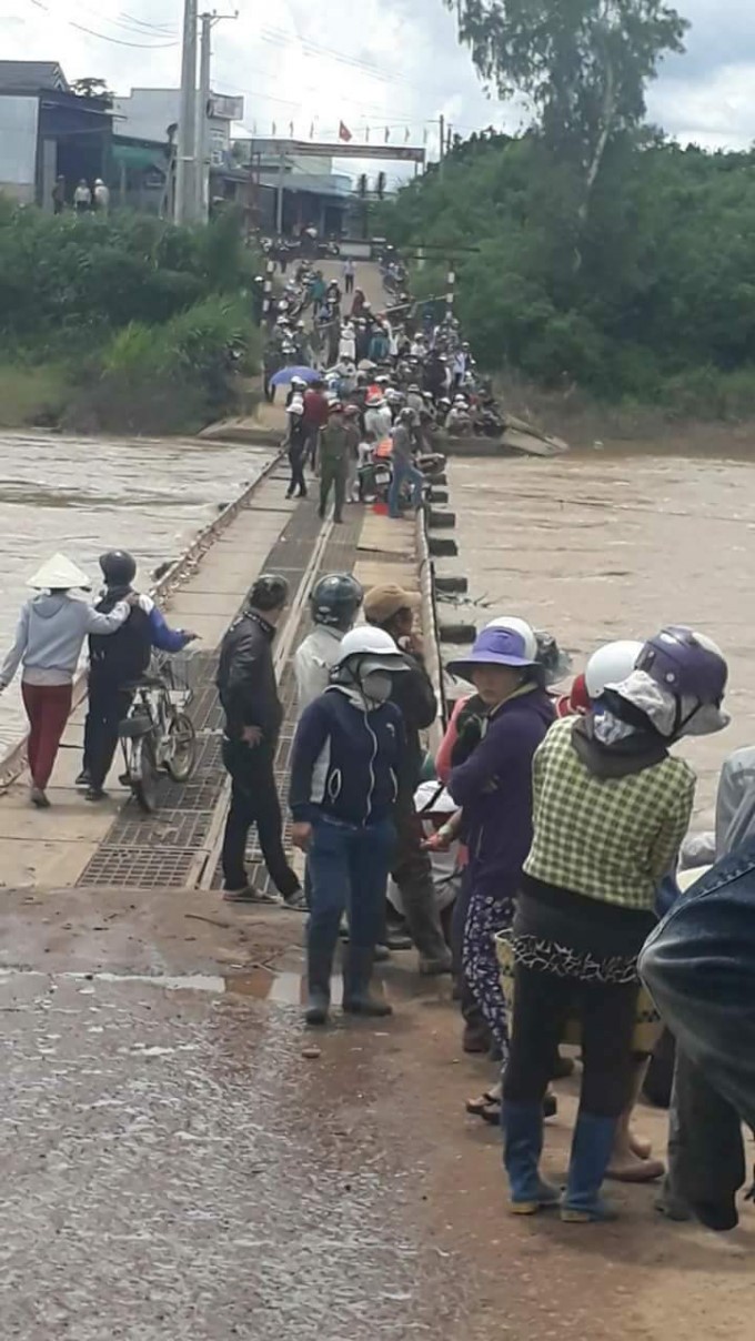 圖為一名7 歲小孩被水捲走的事發現場。（圖源：互聯網）