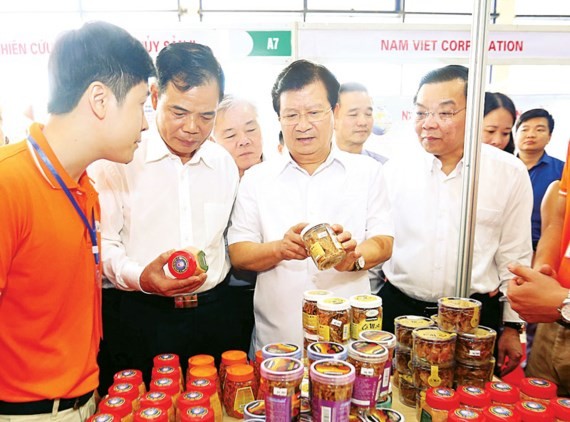 鄭廷勇副總理參觀水產加工品。