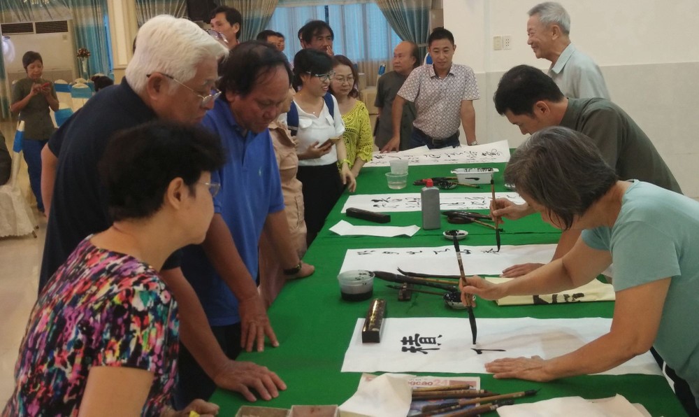 書法家正在揮毫。