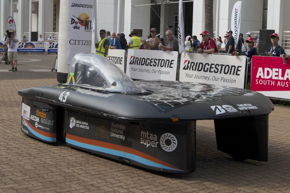圖為來自澳大利亞國立大學的“MTAA超級衝鋒”號太陽能汽車在比賽中出發。（圖源：互聯網）