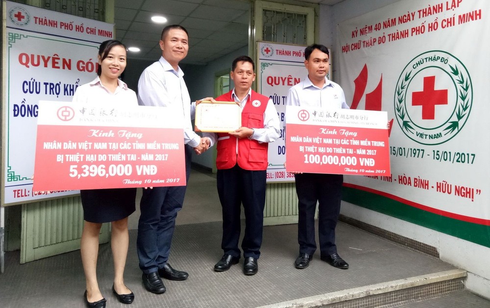 陳文俊副主席向汪行長頒發感謝書。