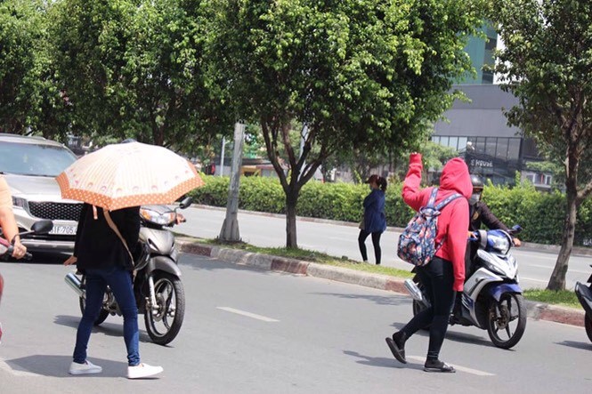 大學生隨意地穿過馬路，這是司空見慣的情景。