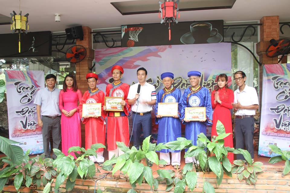 著名華人象棋手范啟源(左四)剛獲得南部區域“越地棋狀”的冠軍，將代表南部區域參加“越地棋狀”全國總決賽。（圖源：）