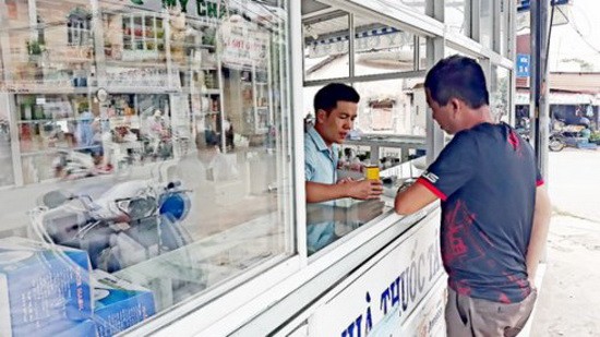 市民在第十二郡某藥房買藥。