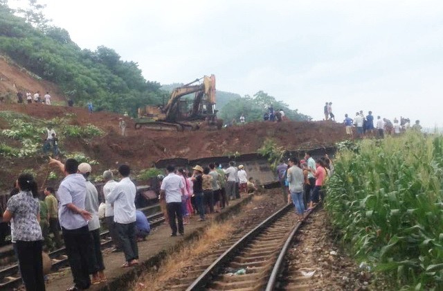 在河內往老街鐵路線第210公里+50米處，發生一起山體滑坡事故並殃及林江列車站南面。
