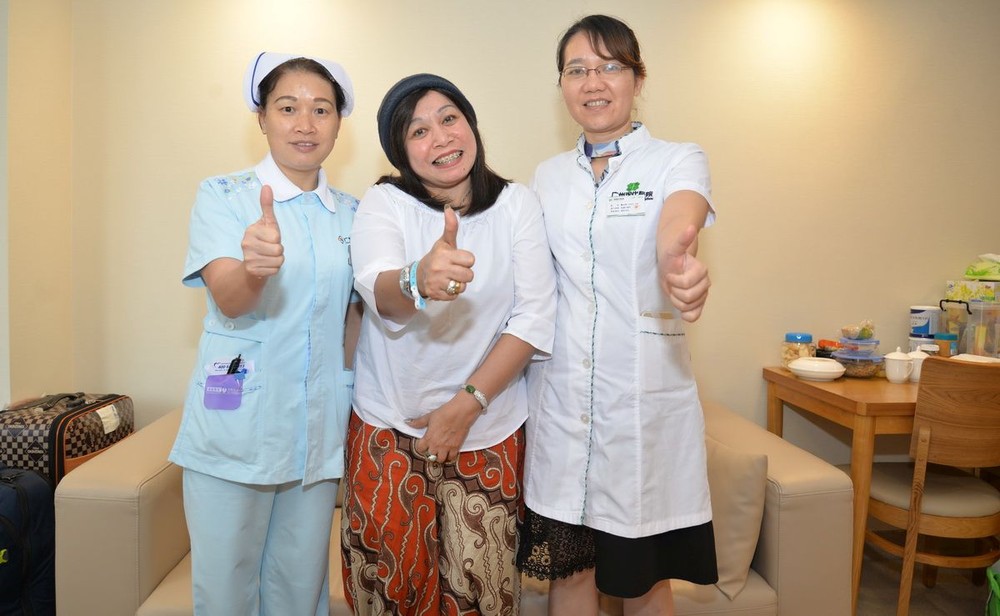 美歌與醫護人員合影。