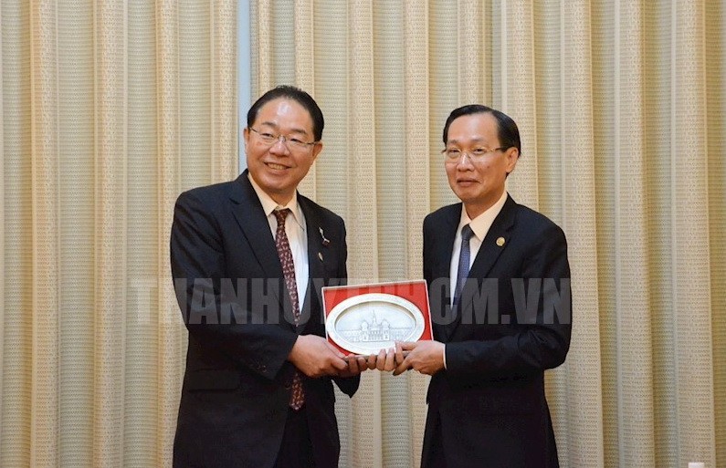 市人委會常務副主席黎清廉(右)向日本山梨縣知事後藤齋贈送紀念品。（圖源：市黨部新聞網）