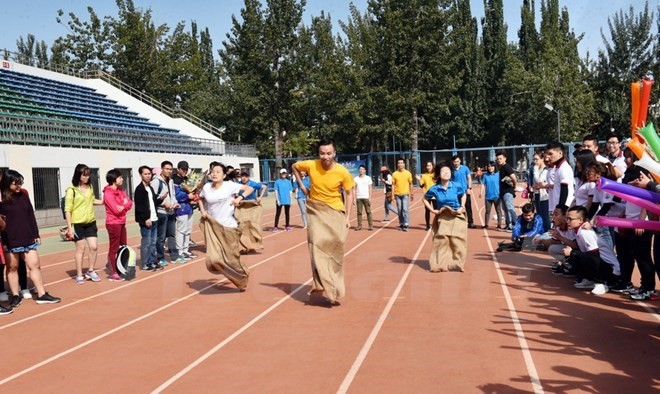 運動員們參加跳袋比賽。
