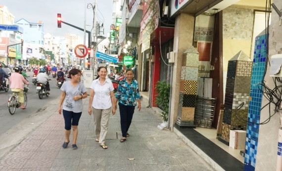 民眾在寬敞的白騰街人行道上行走。