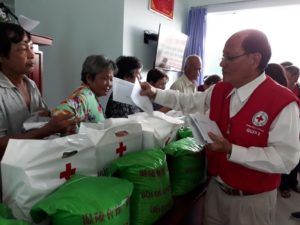 常值副理事長洪世真贈送禮物給貧困長者。