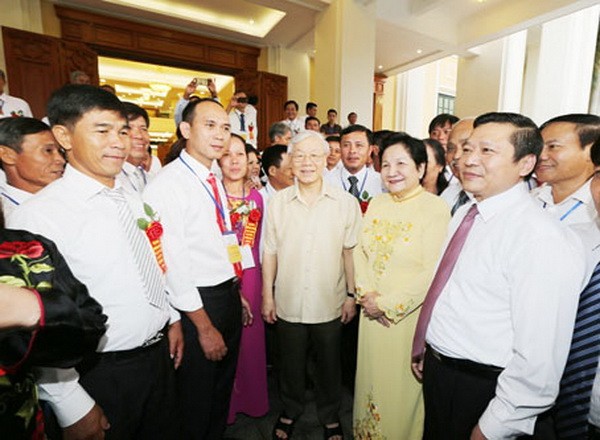 阮富仲總書記與2017年的農民模範代表交流談話。（圖源：越通社）