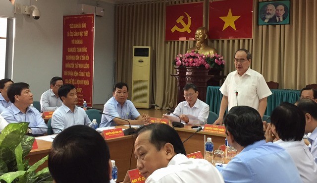 市委書記阮善仁在古芝縣縣委辦公室舉行的2017年社會經濟情況會議上發表指導意見。（圖源：VOH）