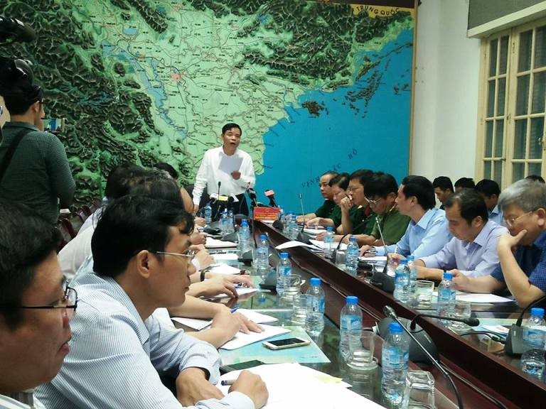 農業與農村發展部長阮春強(中)主持中央天災防範指委會的會議，以討論應對11號颱風的措施。（圖源：BT）