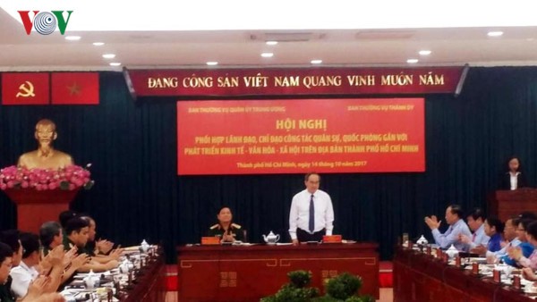 圖為中央軍委常務處與本市市委常務處昨(14)日舉行的會議現場一隅。（圖源：VOV）