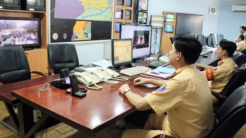 本市公安PC67工作組在處理監控錄像抓拍的違規車輛資料。