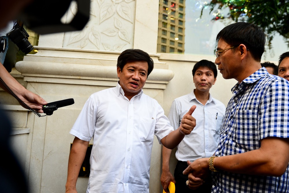 第一郡人委會副主席段玉海(左)暫停展開檢查、處理人行道佔用行徑的計劃。（圖源：松信）