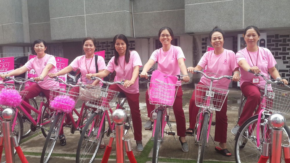 婦女騎自行車宣傳與派發免費檢查券。